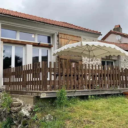 Maison confortable avec jardin à Borne 80 m² 別荘 Loubaresse